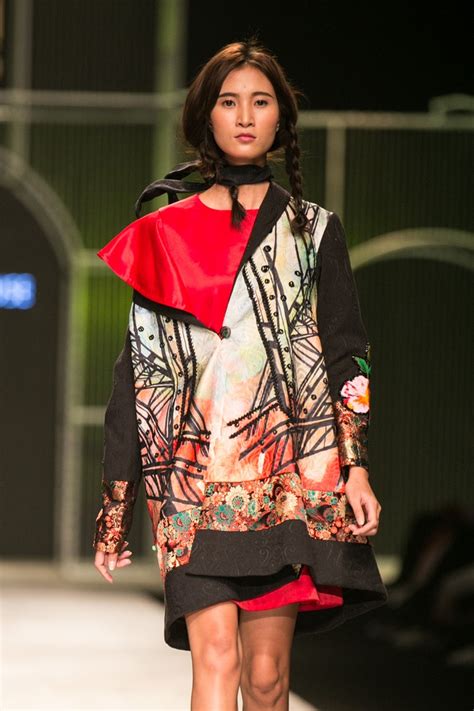 Hot girl Hà Lade tái xuất sàn catwalk Hoàng Thùy làm vedette trong đêm diễn thứ 2 của Vietnam