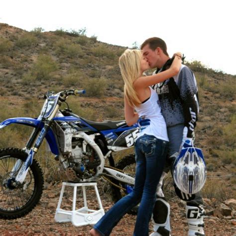 Pareja De Motociclistas Chicas De Motocross Parejas