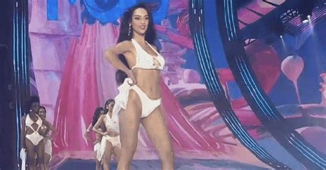 Tranh C I Vi C Hoa H U Ho N V Vi T Nam Th Sinh M C Bikini Gi A Th I Ti T C