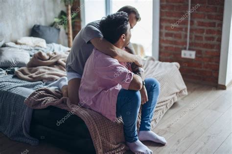Pareja Gay En Casa Momentos Ntimos De La Vida Privada Parejas Homosexuales