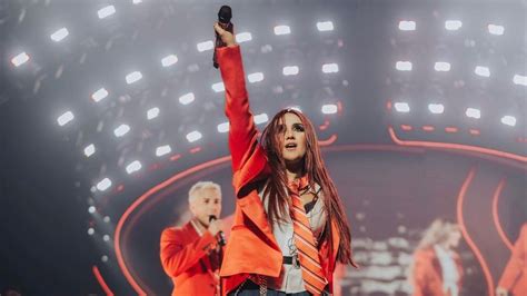 Dulce Maria diz que está doente em meio a shows do RBD no Brasil