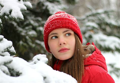 Pictures Brown Haired Girls Winter Winter Hat Snow Staring