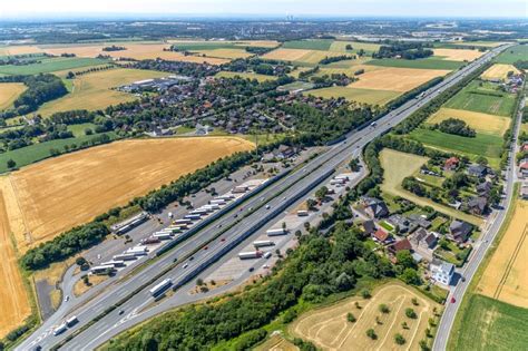 Luftaufnahme Vellern LKW Abstellflächen an der Autobahn Raststätte