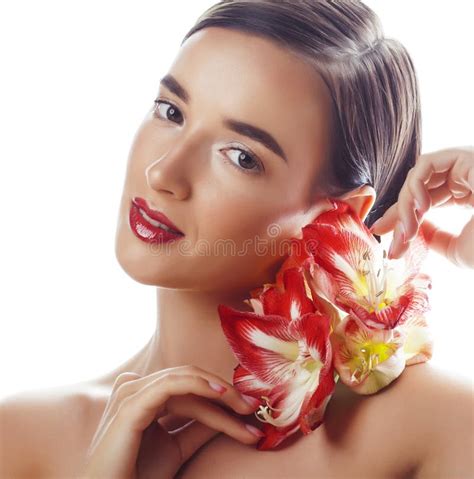 Junge H Bsche Brunette Echte Frau Mit Rotem Blumenamaryllisabschlu Oben Isoliert Auf Wei Em