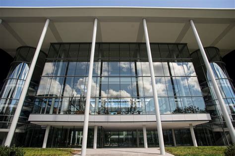 challenging year alumni  friends maintain support  yale som