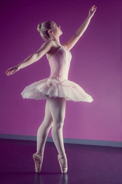 Premium Photo Graceful Ballerina Dancing En Pointe