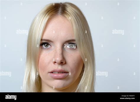 Close Up Grave Joli Visage D Une Jeune Femme Blonde Regarder La Cam Ra Contre Mur Gris Photo