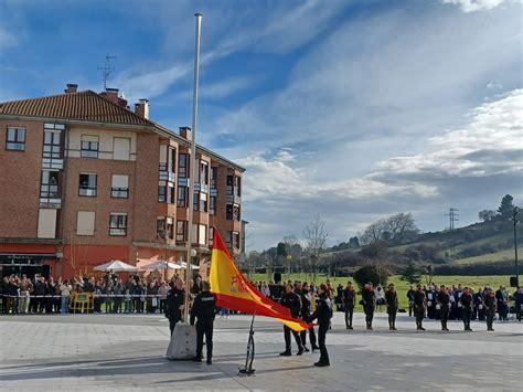 La Bandera De Espa A Ya Luce En La Plaza Central De Lugones As Fue El