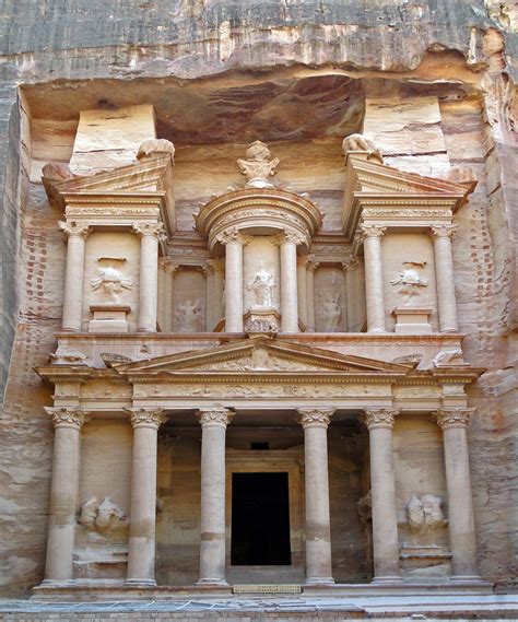 petra  siq   hellenistic baroque style albertis window
