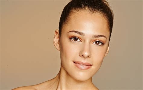 Direto Das Passarelas Maquiagem Nude E Iluminada Combina O Calor BOL Fotos BOL Fotos