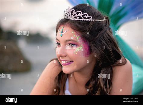Kids bikini posing Fotos und Bildmaterial in hoher Auflösung Alamy