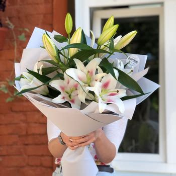 Монобукет из 3 лилий купить с доставкой в Перми за 2990 рублей | «ELZA»