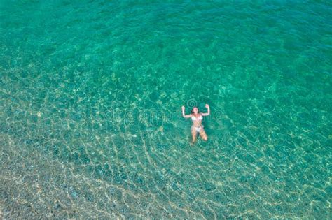 Joven En Bikini Nadando En Agua De Mar En La Playa Ver Desde Arriba Vista Drone Superior
