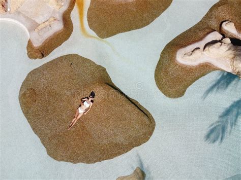 Femme en bikini blanc image stock Image du détendez 226962479