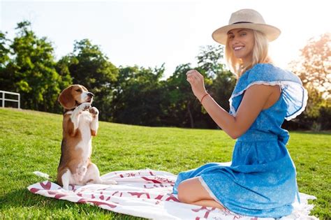 Belle Jeune Fille Blonde Marchant Jouant Avec Un Chien Beagle Dans Le Parc Photo Gratuite