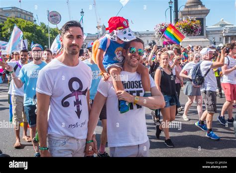 Gay parents Banque de photographies et dimages à haute résolution Alamy
