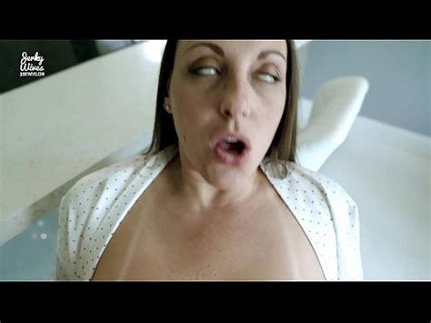 Madrastra desnuda quiere sexo temprano en la mañana Melanie Hicks XVIDEOS