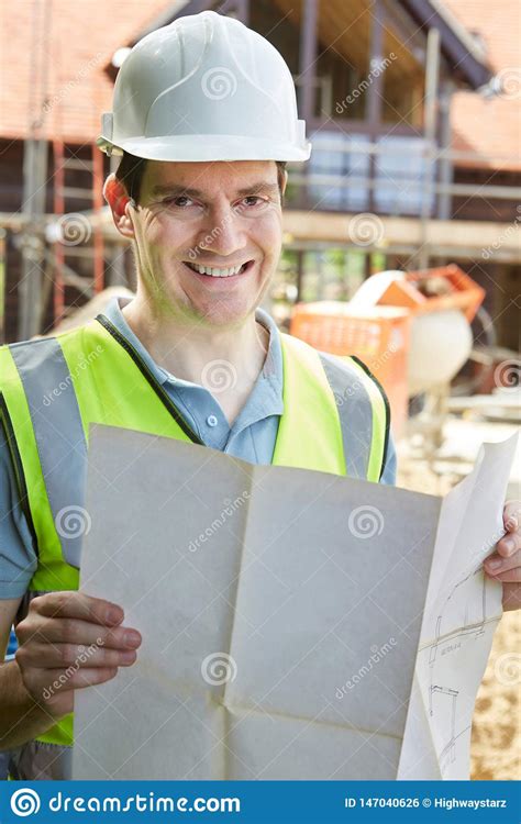 Retrato Do Trabalhador Da Construção No Terreno De Construção Que Olha