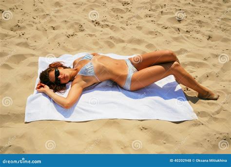 Muchacha Bonita Que Toma El Sol En Un Bikini Brillante Foto De Archivo Imagen De Bronceado