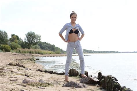 Изображение помечено Brunette Foxy Di Nensi B Medina U MET Art Senari Beach Cute