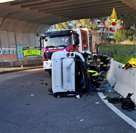 DUE INCIDENTI A LATINA AUTO RIBALTATE E DUE FERITI UN 20ENNE ESTRATTO DALL ABITACOLO Latina TU