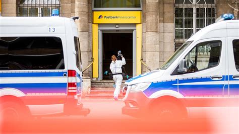 Sch Sse Auf Offener Stra E Bewaffnete Rauben Geldtransporter In Berlin