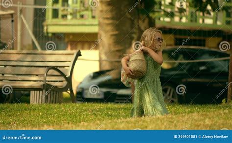 Petite Fille Blonde Portant Des Lunettes De Soleil Prétend être Une