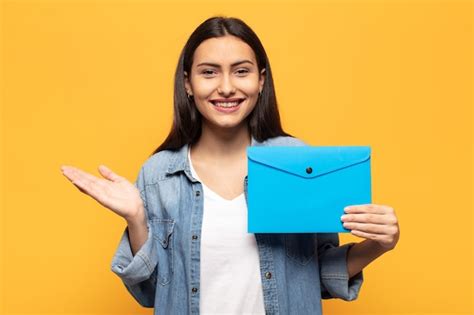 Mujer Latina Joven Que Se Siente Feliz Sorprendida Y Alegre Sonriendo Con Actitud Positiva