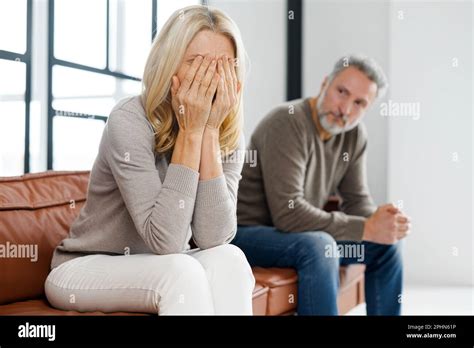 Un Couple D Ge Moyen Contrari Se Dispute La Maison Une Femme Blonde Frustr E Couverte De