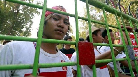 Myanmar Police Arrest Demonstrators Against New Education Bill Bbc News