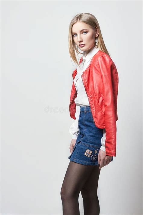 Schöne Sexy Blonde Frau Im Hemd Und Im Rock Mädchen Mit Dem Perfekten Körper Der Stellung