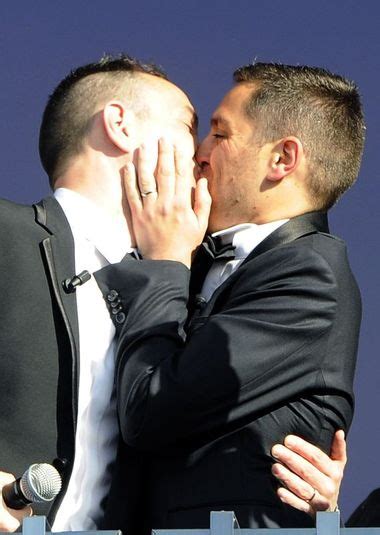 Premier mariage gay célébré en France ladepeche fr