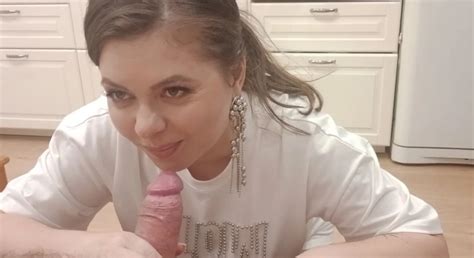 Seksowna milf z dużymi piersiami pokazuje swoje umiejętności obciągania i połyka spermę część 2