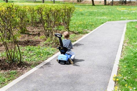 Niño jugando con coche de juguete Foto Premium