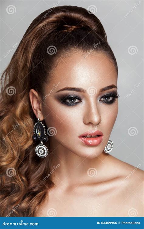 Schönheit Brunette Mode Modell Mädchen Mit Langem Gesundem Gelocktem Braunem Haarpferdeschwanz