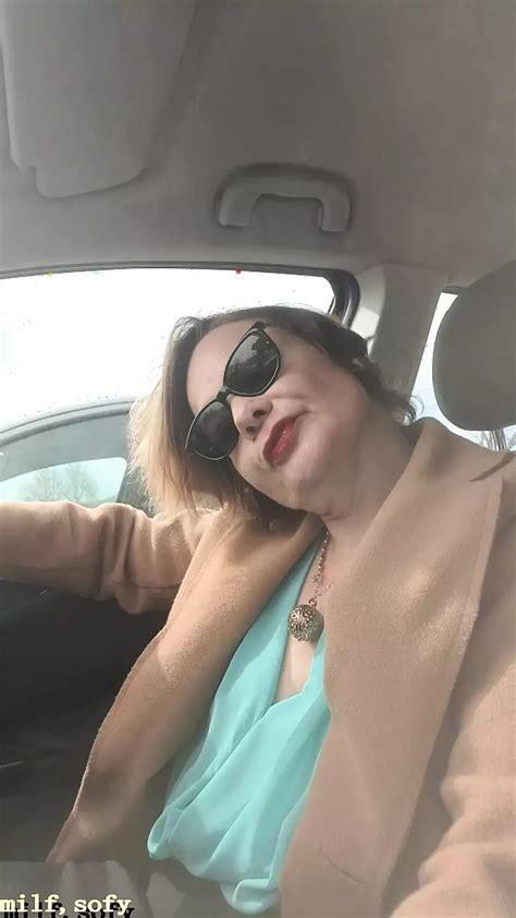 Milf Entra In Un Negozio Alla Ricerca Di Un Ragazzo Per Succhiarlo Bene E Poi Fottermi Il Culo