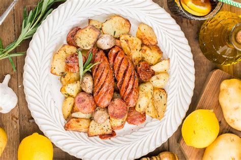 Une Assiette De D Licieuses Pommes De Terre Et Saucisses Au Four