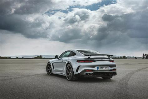 Новый Mercedes-AMG GT стал быстрее и практичнее | carakoom.com