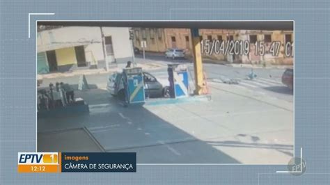 Câmeras de segurança flagram acidente entre bicicleta e carro em Santo