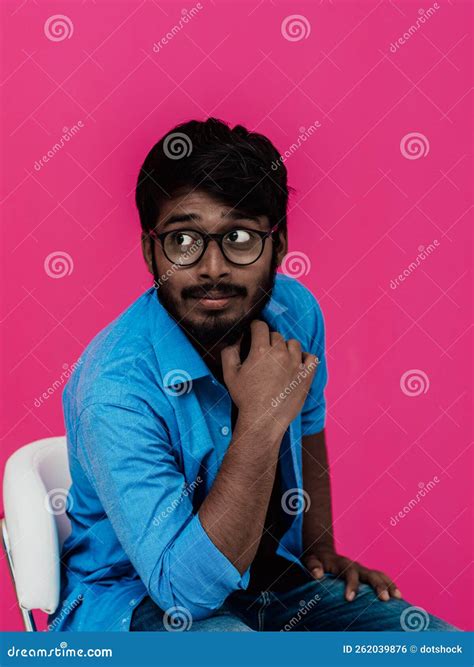 Un Joven Estudiante Indio Con Una Camisa Azul Y Gafas Sentado Frente a