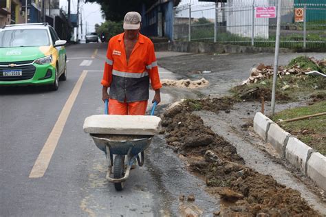 Prefeitura Trabalha Na Implantação De 120 Metros De Meio Fio E Sarjeta