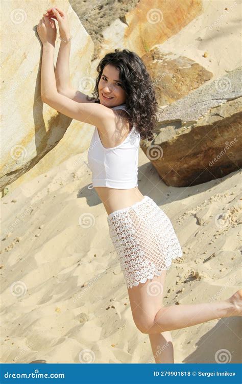 Una Chica En Un Tanque Y Un Micro Bikini De Plata Foto De Archivo Imagen De Exterior Color