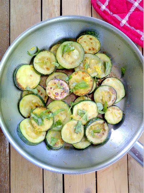 In Boter Gebakken Courgette Met Limoen En Basilicum