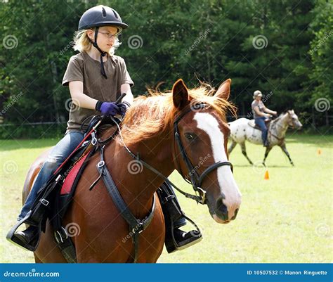 Fille Blonde Sur Le Cheval Photo Stock Image Du T