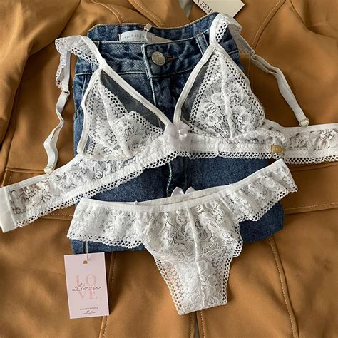 Conjunto de lingerie em renda sutiã bojo e calcinha string dupla fio dental verde neon