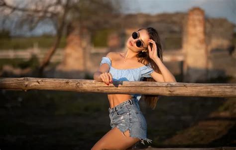 Обои девушка sky field model brunette sunglasses red lipstick jean shorts на телефон и