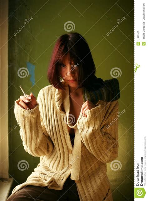 Brunette Hermoso Foto De Archivo Imagen De Momento Humo