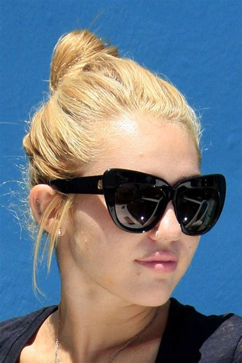 Miley Cyrus Straight Honey Blonde Bun Hairstyle Steal Her Style Miley Cyrus Hair Old Miley