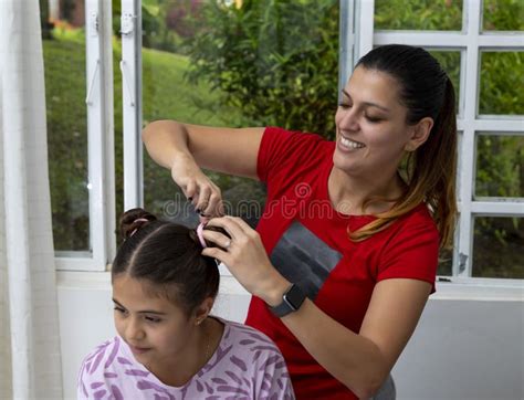 Latina Mutter Stillt Ihr Baby Im Bett Stockbild Bild Von Menschlich Unschuld