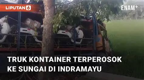 VIDEO Truk Kontainer Bermuatan Motor Terperosok Ke Sungai Di Jalur